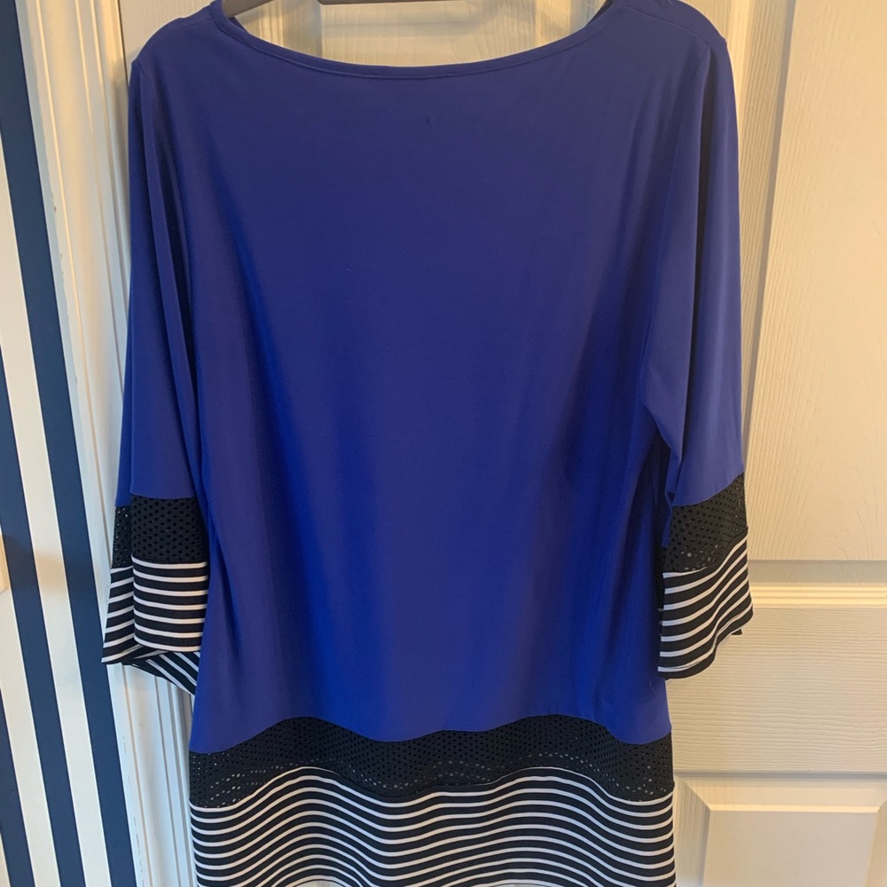 Size large tunic style, comfortable and stylish shirt